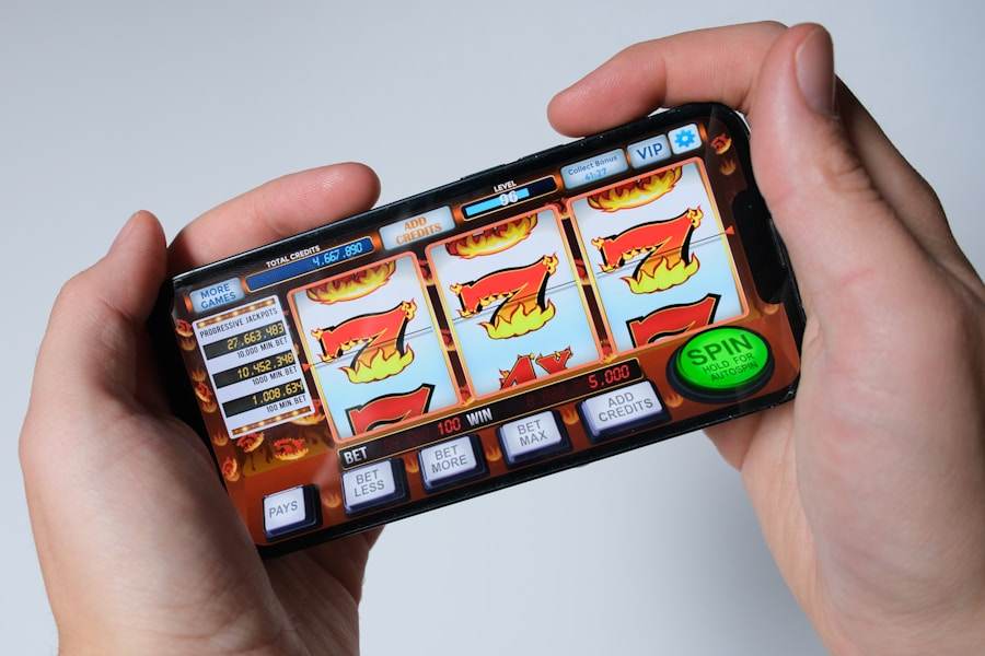 Pengguna memainkan permainan casino dari ponsel dengan chip di sekitarnya