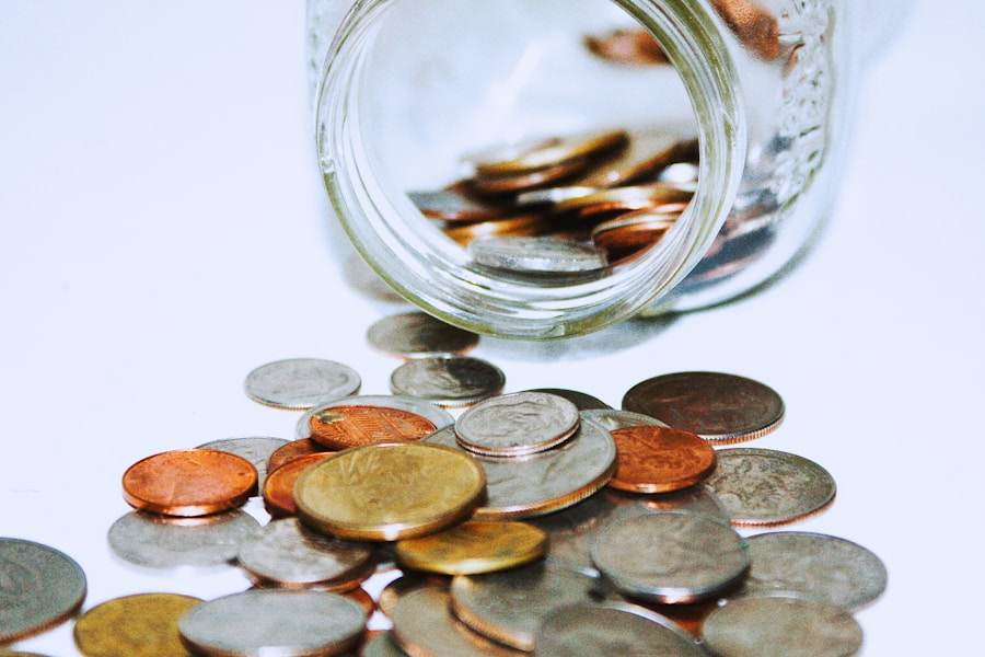 Toples berisi koin sebagai gambaran bonus deposit mingguan