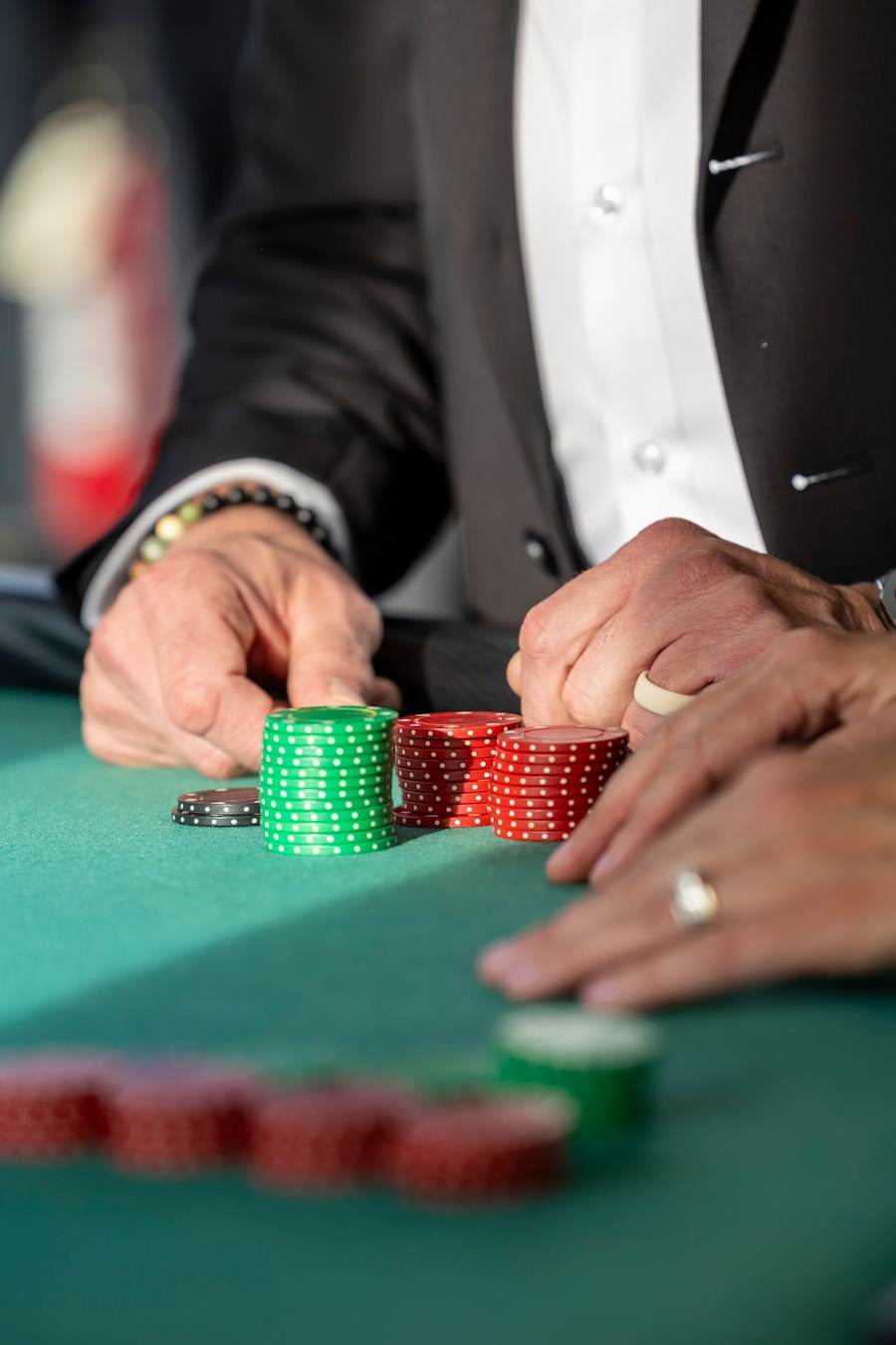 Trofi dan kartu sebagai simbol turnamen poker bulanan